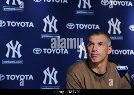 24 octobre 2012 - Bronx, New York, États-Unis - New York Yankees' Gérant JOE GIRARDI aborde la saison des Yankees lors d'une conférence de presse au Yankee Stadium dans le Bronx, le 24 octobre 2012. (Crédit Image : © Bryan Smith/ZUMAPRESS.com) Banque D'Images