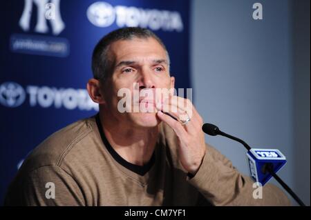 24 octobre 2012 - Bronx, New York, États-Unis - New York Yankees' Gérant JOE GIRARDI aborde la saison des Yankees lors d'une conférence de presse au Yankee Stadium dans le Bronx, le 24 octobre 2012. (Crédit Image : © Bryan Smith/ZUMAPRESS.com) Banque D'Images