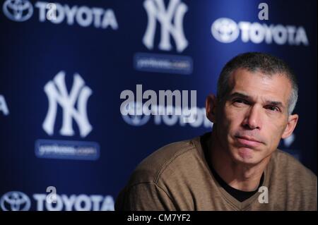 24 octobre 2012 - Bronx, New York, États-Unis - New York Yankees' Gérant JOE GIRARDI aborde la saison des Yankees lors d'une conférence de presse au Yankee Stadium dans le Bronx, le 24 octobre 2012. (Crédit Image : © Bryan Smith/ZUMAPRESS.com) Banque D'Images