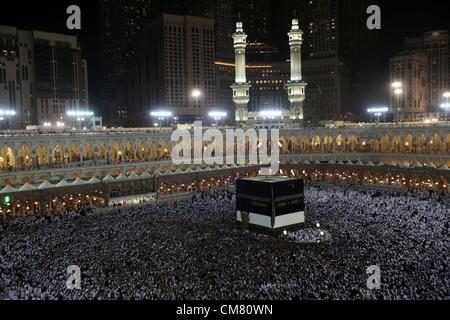 24 octobre 2012 - La Mecque, La Mecque, en Arabie Saoudite - pèlerins musulmans circle la Kaaba et prier à la grande mosquée à l'assemblée annuelle de l'haj pèlerinage dans la ville sainte de La Mecque le 24 octobre 2012, l'avenir de l'Aïd al-Adha, qui marque la fin du haj. Le 25 octobre, le jour d'Arafat, des millions de pèlerins musulmans se tiendra dans la prière sur le mont Arafat près de La Mecque, au sommet du pèlerinage annuel (crédit Image : © Moemen Faiz/APA Images/ZUMAPRESS.com) Banque D'Images