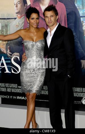 Halle Berry, Olivier Martinez aux arrivées pour CLOUD ATLAS Premiere, le Grauman's Chinese Theatre, Los Angeles, CA 24 Octobre, 2012. Photo par : Michael Germana/Everett Collection Banque D'Images