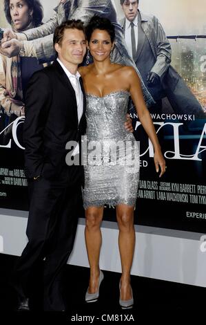 Olivier Martinez, Halle Berry aux arrivées pour CLOUD ATLAS Premiere, le Grauman's Chinese Theatre, Los Angeles, CA 24 Octobre, 2012. Photo par : Michael Germana/Everett Collection Banque D'Images