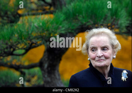 Ancien secrétaire d'État américain à l'origine tchèque Madeleine Albright pin noir japonais plantes Jardin Botanique à Prague dans le cadre du projet Racines de personnalités à Prague, en République tchèque, le 25 octobre 2012. (CTK Photo/Vit Simanek) Banque D'Images