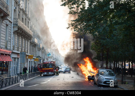 PARIS, FRANCE, 25 octobre 2012. Feu de voiture en début de soirée près de la Place de Clichy, Paris, France. Banque D'Images