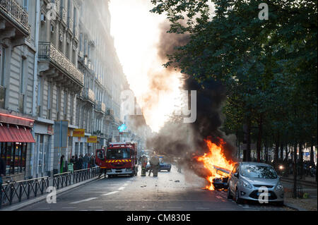 PARIS, FRANCE, 25 octobre 2012. Feu de voiture en début de soirée près de la Place de Clichy, Paris, France. Banque D'Images