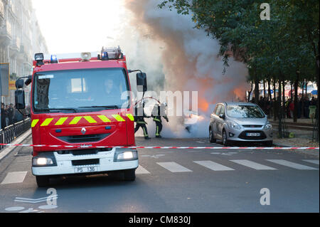 PARIS, FRANCE, 25 octobre 2012. Feu de voiture en début de soirée près de la Place de Clichy, Paris, France. Banque D'Images