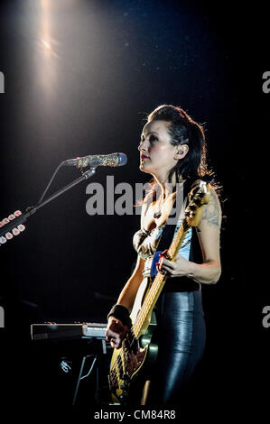 25 octobre 2012 - Toronto, Ontario, Canada - Le bassiste du groupe de rock alternatif américain les Smashing Pumpkins NICOLE FIORENTINO effectue au Centre Air Canada à Toronto (crédit Image : ©/ZUMAPRESS.com) Vidyashev Igor Banque D'Images