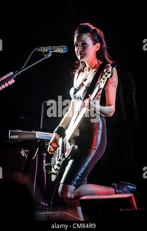 25 octobre 2012 - Toronto, Ontario, Canada - Le bassiste du groupe de rock alternatif américain les Smashing Pumpkins NICOLE FIORENTINO effectue au Centre Air Canada à Toronto (crédit Image : ©/ZUMAPRESS.com) Vidyashev Igor Banque D'Images