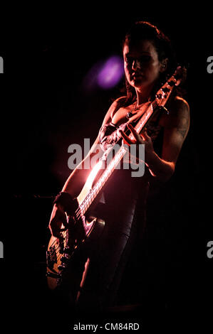 25 octobre 2012 - Toronto, Ontario, Canada - Le bassiste du groupe de rock alternatif américain les Smashing Pumpkins NICOLE FIORENTINO effectue au Centre Air Canada à Toronto (crédit Image : ©/ZUMAPRESS.com) Vidyashev Igor Banque D'Images