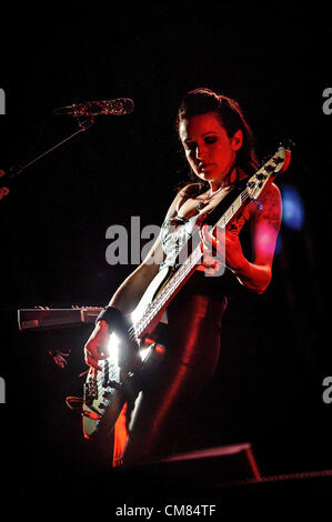 25 octobre 2012 - Toronto, Ontario, Canada - Le bassiste du groupe de rock alternatif américain les Smashing Pumpkins NICOLE FIORENTINO effectue au Centre Air Canada à Toronto (crédit Image : ©/ZUMAPRESS.com) Vidyashev Igor Banque D'Images