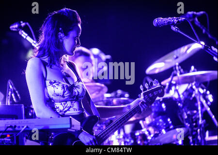 25 octobre 2012 - Toronto, Ontario, Canada - Le bassiste du groupe de rock alternatif américain les Smashing Pumpkins NICOLE FIORENTINO effectue au Centre Air Canada à Toronto (crédit Image : ©/ZUMAPRESS.com) Vidyashev Igor Banque D'Images