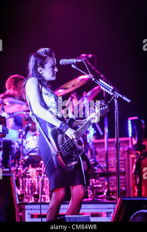 25 octobre 2012 - Toronto, Ontario, Canada - Le bassiste du groupe de rock alternatif américain les Smashing Pumpkins NICOLE FIORENTINO effectue au Centre Air Canada à Toronto (crédit Image : ©/ZUMAPRESS.com) Vidyashev Igor Banque D'Images