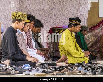 26 octobre 2012 - Pulasaiz, Narathiwat, Thaïlande - Les hommes assistent à l'Eid al-Adha services dans la mosquée Pulasaiz dans le village, dans la province de Narathiwat, Thaïlande. L'Eid al-Adha, également appelé Fête du Sacrifice, est une importante fête religieuse célébrée par les musulmans du monde entier pour rendre hommage à la volonté du prophète Ibrahim (Abraham) à sacrifier son fils Ismaël comme un acte de soumission à Dieu, et son fils a accepté le sacrifice devant Dieu est intervenu pour fournir un bélier avec Abraham de sacrifier à la place. © ZUMA Press, Inc. / Alamy Banque D'Images