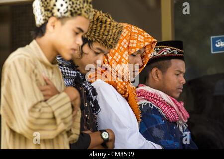 26 octobre 2012 - Pulasaiz, Narathiwat, Thaïlande - Les hommes assistent à l'Eid al-Adha services dans la mosquée Pulasaiz dans le village, dans la province de Narathiwat, Thaïlande. L'Eid al-Adha, également appelé Fête du Sacrifice, est une importante fête religieuse célébrée par les musulmans du monde entier pour rendre hommage à la volonté du prophète Ibrahim (Abraham) à sacrifier son fils Ismaël comme un acte de soumission à Dieu, et son fils a accepté le sacrifice devant Dieu est intervenu pour fournir un bélier avec Abraham de sacrifier à la place. © ZUMA Press, Inc. / Alamy Banque D'Images