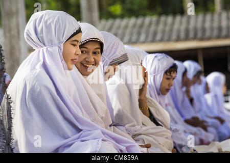 26 octobre 2012 - Pulasaiz, Narathiwat, Thaïlande - Les Femmes à l'Eid al-Adha services à la mosquée Pulasaiz dans le village, dans la province de Narathiwat, Thaïlande. L'Eid al-Adha, également appelé Fête du Sacrifice, est une importante fête religieuse célébrée par les musulmans du monde entier pour rendre hommage à la volonté du prophète Ibrahim (Abraham) à sacrifier son fils Ismaël comme un acte de soumission à Dieu, et son fils a accepté le sacrifice devant Dieu est intervenu pour fournir un bélier avec Abraham de sacrifier à la place. © ZUMA Press, Inc. / Alamy Banque D'Images