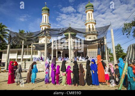 26 octobre 2012 - Pulasaiz, Narathiwat, Thaïlande - Enfants alignés en face de la mosquée pour leur Eid al-Adha cadeaux dans le Pulasaiz village, dans la province de Narathiwat, Thaïlande. L'Eid al-Adha, également appelé Fête du Sacrifice, est une importante fête religieuse célébrée par les musulmans du monde entier pour rendre hommage à la volonté du prophète Ibrahim (Abraham) à sacrifier son fils Ismaël comme un acte de soumission à Dieu, et son fils a accepté le sacrifice devant Dieu est intervenu pour fournir un bélier avec Abraham de sacrifier à la place. © ZUMA Press, Inc. / Alamy Banque D'Images