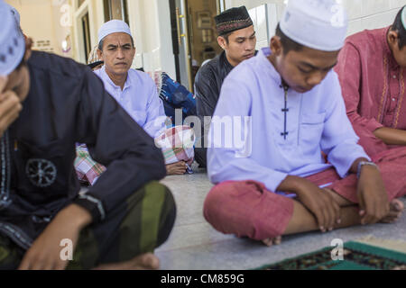 26 octobre 2012 - Pulasaiz, Narathiwat, Thaïlande - Les hommes assistent à l'Eid al-Adha services dans la mosquée Pulasaiz dans le village, dans la province de Narathiwat, Thaïlande. L'Eid al-Adha, également appelé Fête du Sacrifice, est une importante fête religieuse célébrée par les musulmans du monde entier pour rendre hommage à la volonté du prophète Ibrahim (Abraham) à sacrifier son fils Ismaël comme un acte de soumission à Dieu, et son fils a accepté le sacrifice devant Dieu est intervenu pour fournir un bélier avec Abraham de sacrifier à la place. © ZUMA Press, Inc. / Alamy Banque D'Images