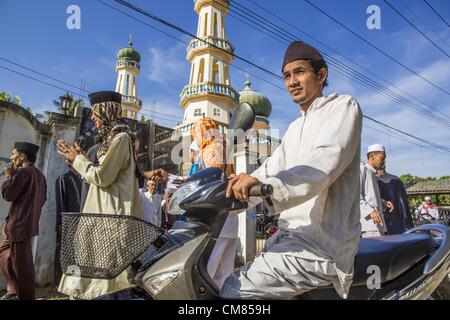 26 octobre 2012 - Pulasaiz, Narathiwat, Thaïlande - Les hommes quitter la mosquée après l'Aïd al-Adha services dans le village Pulasaiz, dans la province de Narathiwat, Thaïlande. L'Eid al-Adha, également appelé Fête du Sacrifice, est une importante fête religieuse célébrée par les musulmans du monde entier pour rendre hommage à la volonté du prophète Ibrahim (Abraham) à sacrifier son fils Ismaël comme un acte de soumission à Dieu, et son fils a accepté le sacrifice devant Dieu est intervenu pour fournir un bélier avec Abraham de sacrifier à la place. © ZUMA Press, Inc. / Alamy Banque D'Images