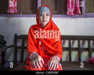 26 octobre 2012 - Pulasaiz, Narathiwat, Thaïlande - une adolescente musulmane thaïlandaise dans son meilleur Eid de l'habillement sur le Pulasaiz village, dans la province de Narathiwat, Thaïlande. L'Eid al-Adha, également appelé Fête du Sacrifice, est une importante fête religieuse célébrée par les musulmans du monde entier pour rendre hommage à la volonté du prophète Ibrahim (Abraham) à sacrifier son fils Ismaël comme un acte de soumission à Dieu, et son fils a accepté le sacrifice devant Dieu est intervenu pour fournir un bélier avec Abraham de sacrifier à la place. © ZUMA Press, Inc. / Alamy Banque D'Images