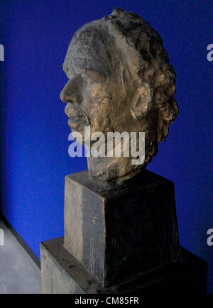 Nouveau buste de Vaclav Havel a été récemment dévoilé au siège du Conseil de l'Europe à Strasbourg. Il est dit que le buste de Havel a surtout une réponse positive, mais nombre d'artistes tchèques critiquent comme étant incomplète. Beaucoup de Tchèques et de nombreux représentants tchèque au Parlement européen, qui est situé très près de la Conseil de l'Europe, n'ont pas vu le buste de Havel encore pendant trois semaines à compter de son dévoilement. Buste de Vaclav Havel est vu à Strasbourg, France, 24 octobre 2012. (CTK Photo/Martin Weiser) Banque D'Images