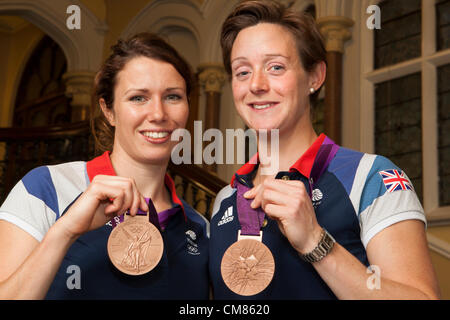 Anne Panter (à gauche) et Hannah Macleod qui posent avec leurs médailles de bronze 2012 Lonon, médaille d'Hannah a été volé plus tôt cette semaine à partir d'un événement dans le quartier de Mayfair. Un porte-parole respecté a déclaré : "une médaille olympique et blazer ont été déclarés volés dans un lieu dans le quartier de Mayfair, au centre de Londres. 'On croyait les articles ont été prises entre minuit et 5h le mercredi 24 octobre." Les officiers sont continue à enquêter sur l'incident, mais aucune arrestation n'a été faite, le porte-parole a ajouté. Macleod, 28, obtenu le bronze à Londres après 2012 l'équipe Go femmes hockey équipe a battu la Nouvelle-Zélande pour obtenir une médaille. Banque D'Images