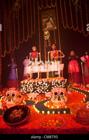 Esvestidas Alborotadoras "Y' Ofrenda - Autel offrant commémoration de femmes avec un hommage particulier à Sor Juana María Félix comme Catrinas et squelettique en chiffres - Autel Présentation Banque D'Images