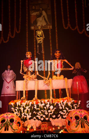 Esvestidas Alborotadoras "Y' Ofrenda - Autel offrant commémoration de femmes avec un hommage particulier à Sor Juana María Félix en autel et présentation Banque D'Images