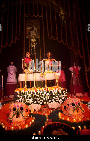 Esvestidas Alborotadoras "Y' Ofrenda - Autel offrant commémoration de femmes avec un hommage particulier à Sor Juana et María Félix Banque D'Images