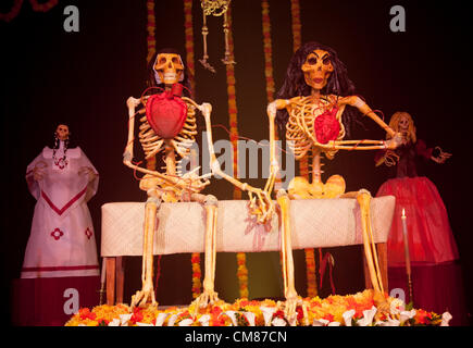 Esvestidas Alborotadoras "Y' Ofrenda - Autel offrant commémoration de femmes avec un hommage particulier à Sor Juana María et Félix - Sor Juana Inés de la Cruz (centre gauche) María Félix (centre droit), la Malinche, Malintzin ( à gauche) la Güera Rodríguez (droite) , à l'autel présentation Banque D'Images