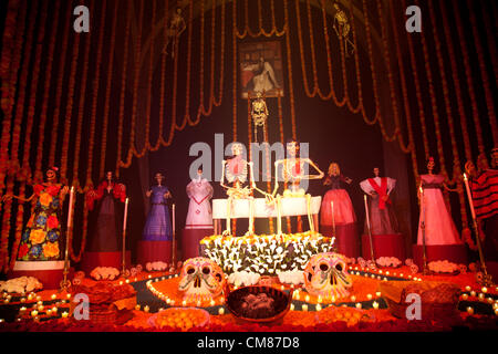 Esvestidas Alborotadoras "Y' Ofrenda - Autel offrant commémoration de femmes avec un hommage particulier à Sor Juana María et Félix - Mexico DF Banque D'Images