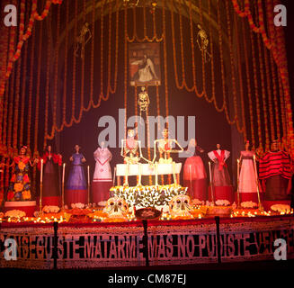 Esvestidas Alborotadoras "Y' Ofrenda - Autel d'offrir à la fête des morts à l'Université Claustro de Sor Juana à Mexico DF Banque D'Images