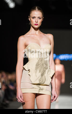 26 octobre 2012, Lodz, Pologne - modèle sur la piste pendant la Grzegorz Kasperski show dans le cadre de la philosophie de la mode Fashion Week printemps/été 2013 en Pologne. Banque D'Images