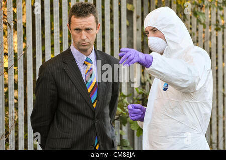 L'Irlande du Nord. 26 octobre 2012, Newtownabbey. DCI John McVea, détective senior sur le cas, reçoit un exposé d'une scène de crime général enquête sur le meurtre de Danny McKay. Banque D'Images