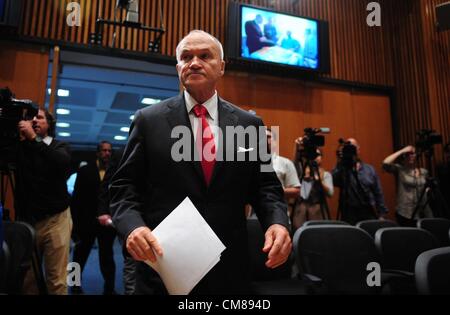 30 janvier 2007 - Manhattan, New York, États-Unis - le commissaire de police Raymond Kelly arrive à parler aux médias lors d'une conférence de presse à la place de la police, le 26 octobre 2012. (Crédit Image : © Bryan Smith/ZUMAPRESS.com) Banque D'Images