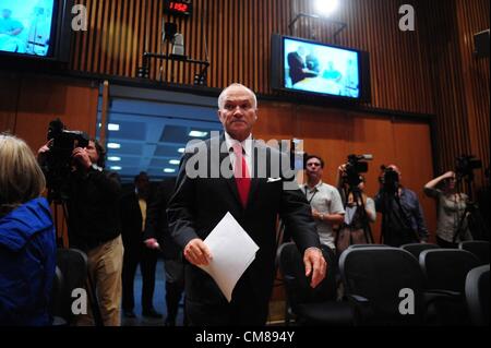 30 janvier 2007 - Manhattan, New York, États-Unis - le commissaire de police Raymond Kelly arrive à parler aux médias lors d'une conférence de presse à la place de la police, le 26 octobre 2012. (Crédit Image : © Bryan Smith/ZUMAPRESS.com) Banque D'Images