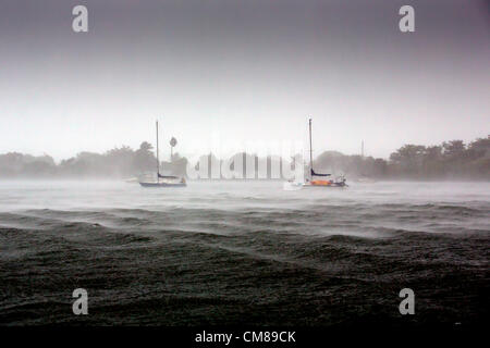 L'ouragan Sandy balaie passé en Floride le 25 octobre 2012, le barattage de vagues même dans les ancrages relativement protégé, comme celui près de Oleta River State Park en dehors de Miami, et voies de la côte avec de forts vents et la pluie qui tombe. (Photo by Scott London) Banque D'Images