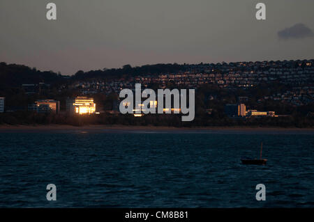 27 octobre 2012 - Mumbles - Swansea - UK : Lever du soleil reflétée dans les fenêtres de singleton Hosptial à Swansea, dans le sud du Pays de Galles début sur un matin d'automne. Banque D'Images