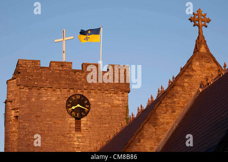 27 octobre 2012 - Mumbles - Swansea - Royaume-Uni : la chaude lumière du soleil brille sur la vieille horloge de la Tour Normande de All Saints Church dans le petit village de pêcheurs de Mumbles près de Swansea, dans le sud du Pays de Galles début sur un matin d'automne. Ce soir dans les premières heures du dimanche matin, les horloges remontent, ce qui signifie la fin de la saison estivale de 2012. Banque D'Images