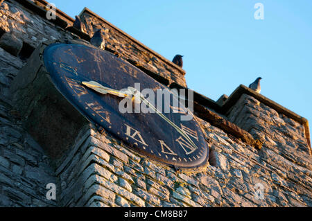 27 octobre 2012 - Mumbles - Swansea - Royaume-Uni : la chaude lumière du soleil brille sur la vieille horloge de la Tour Normande de All Saints Church dans le petit village de pêcheurs de Mumbles près de Swansea, dans le sud du Pays de Galles début sur un matin d'automne. Ce soir dans les premières heures du dimanche matin, les horloges remontent, ce qui signifie la fin de la saison estivale de 2012. Banque D'Images