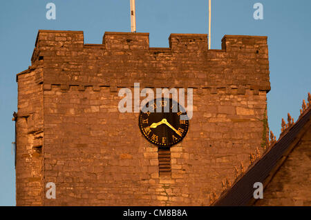 27 octobre 2012 - Mumbles - Swansea - Royaume-Uni : la chaude lumière du soleil brille sur la vieille horloge de la Tour Normande de All Saints Church dans le petit village de pêcheurs de Mumbles près de Swansea, dans le sud du Pays de Galles début sur un matin d'automne. Ce soir dans les premières heures du dimanche matin, les horloges remontent, ce qui signifie la fin de la saison estivale de 2012. Banque D'Images