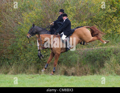 Côté riders a rejoint le domaine en nombre record pour l'ouverture de la chasse à Quorn, tenue à l'informatique, Kirby Bellars, Angleterre, le 26 octobre 2012. Banque D'Images