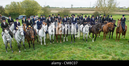 Un nombre record de femmes à cheval sur le côté à l'ouverture de la rencontre de la saison de chasse 2012-2013 pour le Quorn Hunt, Kirby Bellars, UK. 26 octobre 2012. Les cavaliers sont venus d'aussi loin que la Belgique et l'Irlande pour la journée. Sidesaddle remonte à l'antiquité et développés dans les pays européens au Moyen Âge comme un moyen pour les femmes en jupes de monter à cheval dans une modeste façon. Au cours des dernières années d'équitation sur le côté a bénéficié d'augmentation de la popularité grâce à des amateurs qui ont mis sur les écrans dans des événements et salons. Banque D'Images