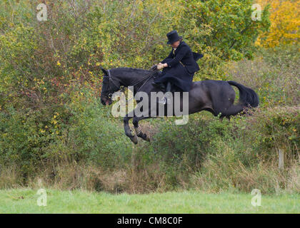 Côté riders a rejoint le domaine en nombre record pour l'ouverture de la chasse à Quorn, tenue à l'informatique, Kirby Bellars, Angleterre, le 26 octobre 2012. Banque D'Images