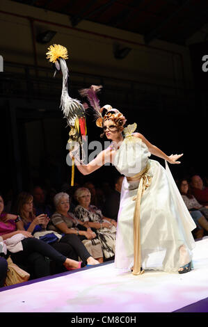 LAS PALMAS, ESPAGNE-26 octobre, 2012 : model non identifiés dans la région de Encinoso collection lors de la Fashion Week de carnaval Banque D'Images