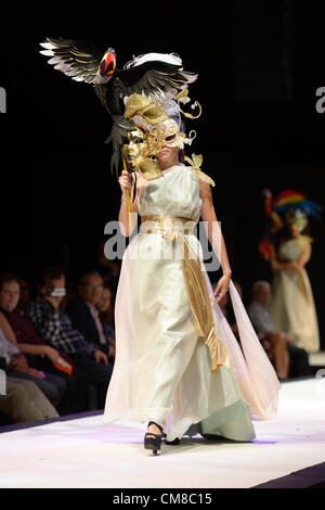 LAS PALMAS, ESPAGNE-26 octobre, 2012 : model non identifiés dans la région de Encinoso collection lors de la Fashion Week de carnaval Banque D'Images