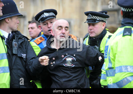 Westminster, London, UK. 27 octobre 2012. Membre de l'EDL est arrêté par des agents de police. L'EDL [Anglais] Ligue de défense une protestation face à l'étape de Chambres du Parlement après que le groupe a été interdit de marcher grâce à Walthamstow. Banque D'Images