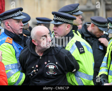 Westminster, London, UK. 27 octobre 2012. Membre de l'EDL est arrêté par des agents de police. L'EDL [Anglais] Ligue de défense une protestation face à l'étape de Chambres du Parlement après que le groupe a été interdit de marcher grâce à Walthamstow. Banque D'Images