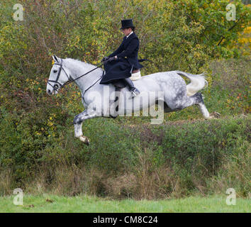 Côté riders a rejoint le domaine en nombre record pour l'ouverture de la chasse à Quorn, tenue à l'informatique, Kirby Bellars, England, UK 26 octobre 2012. Sidesaddle remonte à l'antiquité et développés dans les pays européens au Moyen Âge comme un moyen pour les femmes en jupes de monter à cheval dans une modeste façon. Au cours des dernières années d'équitation sur le côté a bénéficié d'augmentation de la popularité grâce à des amateurs qui ont mis sur les écrans dans des événements et salons. Banque D'Images