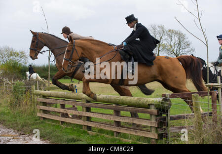 Côté riders a rejoint le domaine en nombre record pour l'ouverture de la chasse à Quorn, tenue à l'informatique, Kirby Bellars, Angleterre, le 26 octobre 2012. Banque D'Images