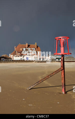 Mali Zvornik, Norfolk, Royaume-Uni. 27 octobre 2012. À propos de grêle à frapper le Pier Hotel à Mali Zvornik Banque D'Images